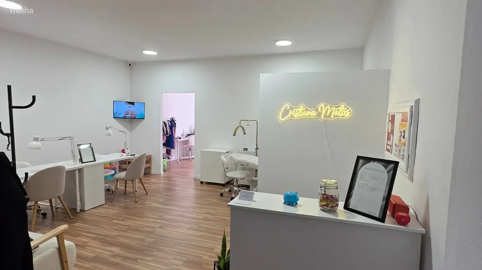 Interior do espaço Cristiana Matos, com o nome da marca na parede